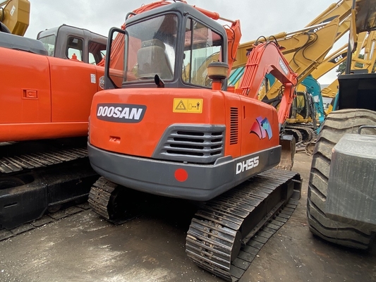 ใช้รถขุดตีนตะขาบไฮดรอลิก DH55 ที่มีน้ำหนักการทำงาน 5250KG