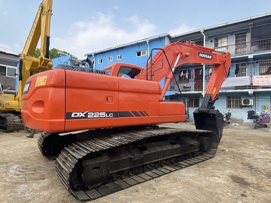 22 ตัน ของเดิมใช้ Doosan DX225 เครื่องขุด Crawler กับ 157KW พลังงานเครื่องยนต์และ 1.05m3 ความจุถัง