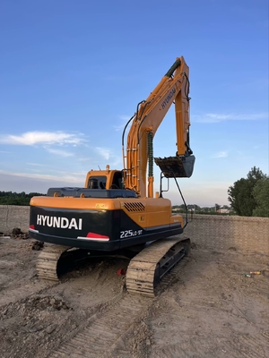 22 ตัน มือสอง Hyundai R225 Crawler Excavator ใช้ 112 KW พลังงานเครื่องยนต์และ 1.05 M3 ความจุถัง