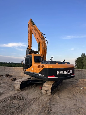 22 ตัน มือสอง Hyundai R225 Crawler Excavator ใช้ 112 KW พลังงานเครื่องยนต์และ 1.05 M3 ความจุถัง