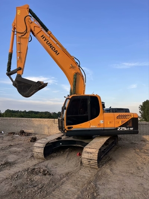 22 ตัน มือสอง Hyundai R225 Crawler Excavator ใช้ 112 KW พลังงานเครื่องยนต์และ 1.05 M3 ความจุถัง